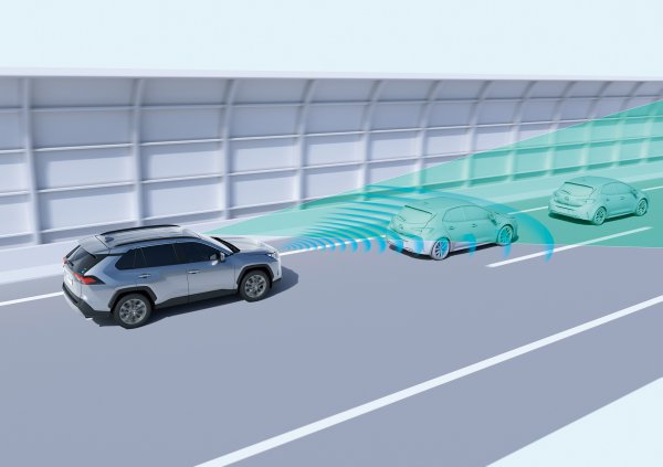 予防安全パッケージのトヨタセーフティセンスを全車に標準装備。衝突回避を支援するプリクラッシュセーフティや全車速追従機能付レーダークルーズコントロールも含まれている