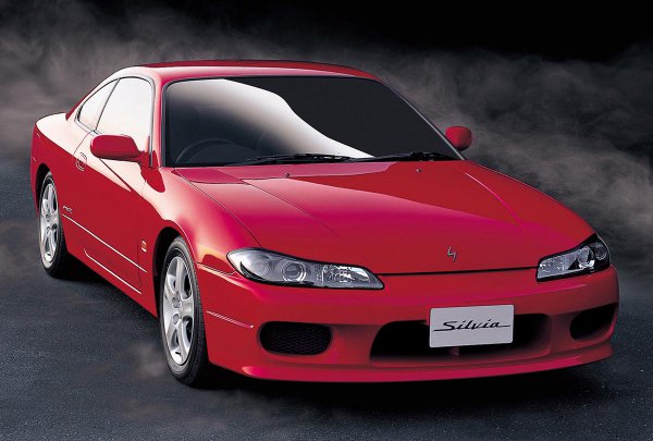 S15型 7代目の日産シルビア（1999－2002年）。S14型の不発から車幅を5ナンバーサイズにもどし、コンパクトスポーツクーペのデザインに変更したことで再び人気となった