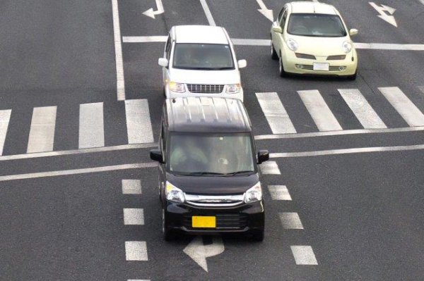 クルマの外から見ると同じように見えるウインカー。しかし、ウインカーレバーの位置は、日本車と輸入車で異なる（写真：xiaosan-Stock.Adobe.com）