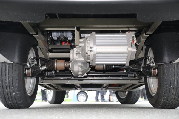 ラダーフレームを擁す後輪駆動シャシーはオーストリアのマグナ・シュタイア社製。エレモ120はホイールベース間にバッテリーを搭載。エレモ200の場合はホイールベース間とリアオーバーハング部の2箇所にバッテリーを搭載する。モーターはリアアクスルの後ろに配置する
