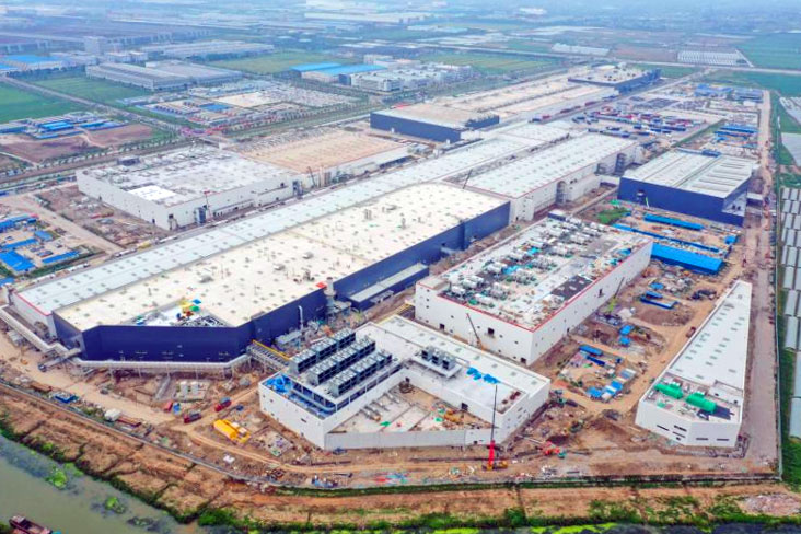 テスラの上海工場。日本や欧州にも車両を輸出しており、その規模は本拠フリーモント工場に次ぐ