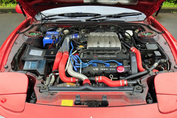 手に入れてから30年経過したとは思えないほど手入れが行き届いているエンジンルーム。赤い吸排気系のパイピングと、青い電装系コードのコントラストが非常に美しい！！