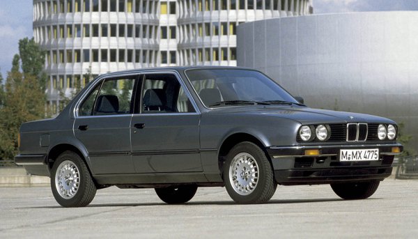 1982年に登場したBMW E30型3シリーズ。標準タイヤは14インチ（195/65R14）であった
