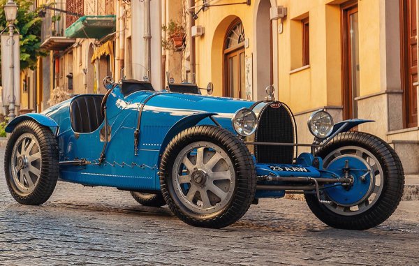 ブガッティタイプ35。大戦前の自動車レースで大活躍し、通算1000勝以上を挙げたモデルだ。世界初のアルミホイールを装着したクルマでもある。細部にまで洗練されたデザインは本当に美しい