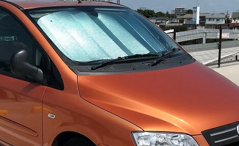 フロントガラスにサンシェードを置くと、ダッシュボードを直射日光から守り車内の温度上昇を防ぐことができる