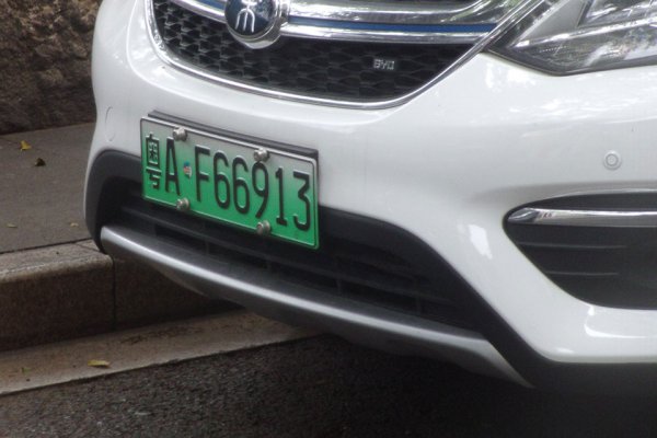 中国では新エネルギー車は緑色のナンバープレートを付けている