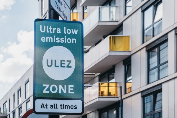 2019年4月に導入されたロンドン市内中心部に世界で最も厳しい乗入れ規制である「超低排出ゾーン」(Ultra Low Emission Zone、”ULEZ”)の看板。このゾーンに規制対象の乗用車・オートバイで乗り入れると12.5ポンド(約1900円)、大型トラックやバスで100ポンド(約15000円)が徴収される（Adobe Stock@alena）