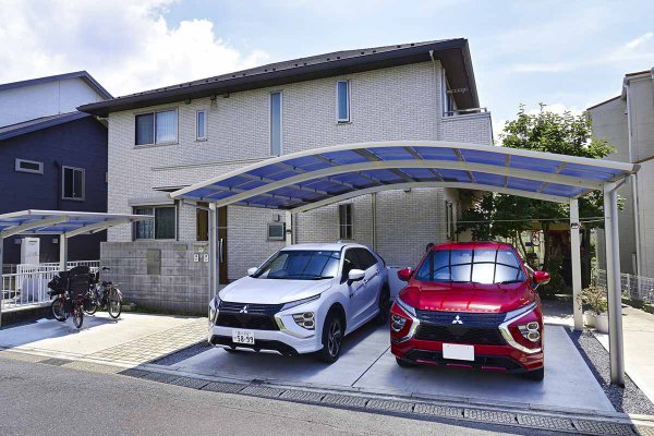 V2Hシステムを実際に導入している千葉県千葉市にある中川さんのお宅を訪問。愛車は右側の赤いエクリプスクロスPHEV。今回の撮影車を隣に駐車させていただいた