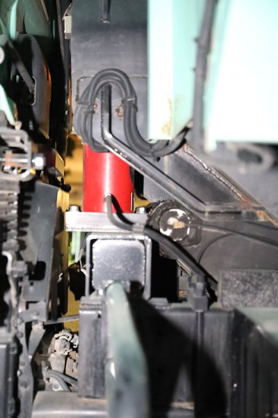 写真中央の赤い装置がロードセルシリンダー。駆動時はシリンダーが伸びてシリンダーの上に乗っかっている前側ロードセルに荷重がかかる仕組みだ