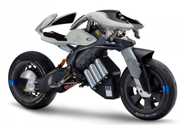 ヤマハの「MOTOBOT」は、転ばない技術のさらに先、サーキットで速い自動運転バイクを提案する。画像は自立走行オートバイ「MOTOROiD（モトロイド）」