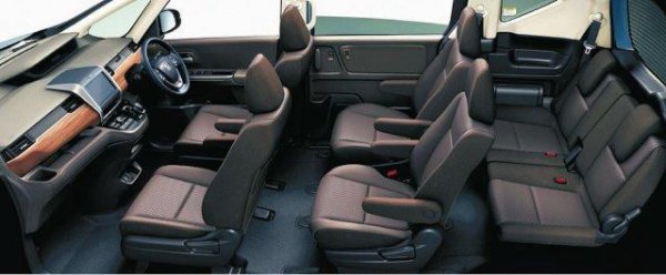 「MM構想」により実現される広い車室空間。2列目アームレスト付きセパレートシート仕様はシート間も空いているため、ゆったり座れる