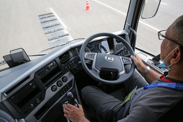 トラックの自動運転の主な目的は、安全運転の支援やドライバーの疲労軽減の2つに絞られると思うが、いっぽうでカメラやレーダーなどによる高度運転支援システムに頼らず、操舵輪に掛かる力を直接検知して補正することで、車両の安定性向上を図り、安全運転や疲労軽減につなげようとする最先端技術もある。このほどUDトラックスが主力車型に設定した「UDアクティブステアリング」がそれで、こういったアプローチも当然あって然るべきだろう