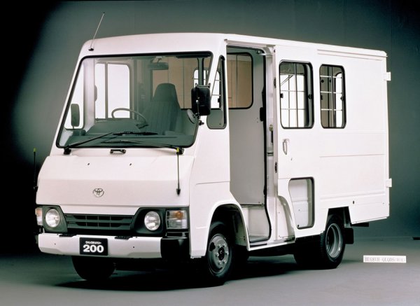 1985年に登場した2代目には積載量2tのダイナクイックデリバリー・トヨエースクイックデリバリー（のちのクイックデリバリー200）が追加された