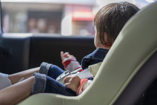 子どもとのお出かけが増える夏、チャイルドシートの正しい装着方法を確認しておきたい（Adobe Stock@metamorworks）