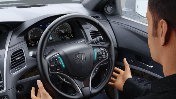 2021年3月にホンダレジェンドに搭載されたHonda SENSING Elite（ホンダセンシングエリート）は、「自動運転レベル3（限定領域での条件付自動運転車）」を世界で初めて実用化