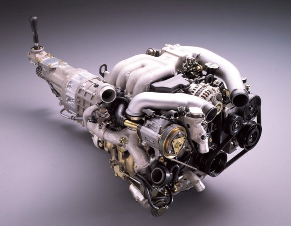 255psでスタートした13B-REW型エンジンは、4型で265psに、5型で280psにパワーアップ
