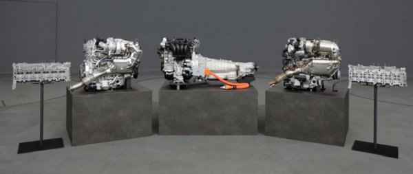 2020年11月に行われた決算説明会で公開された、マツダのラージ商品群（エンジン縦置き）のエンジン。左がガソリンの直列6気筒ターボ、右がディーゼル直列6気筒ターボ、中央が直列4気筒＋PHEVのパワーユニット