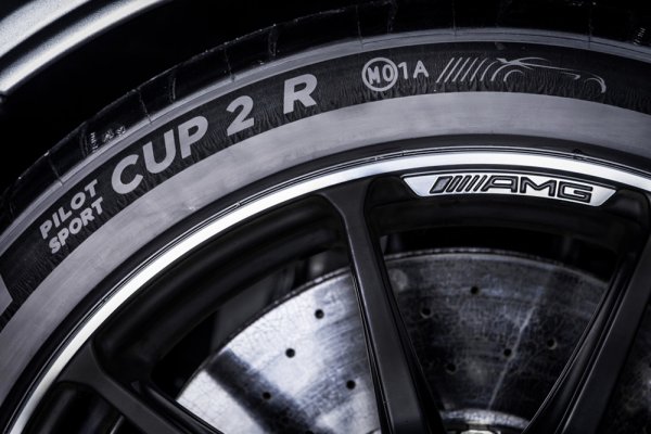 メルセデス・ベンツ承認タイヤには「MO」の刻印が入る。これはAMG GT Blackのもの
