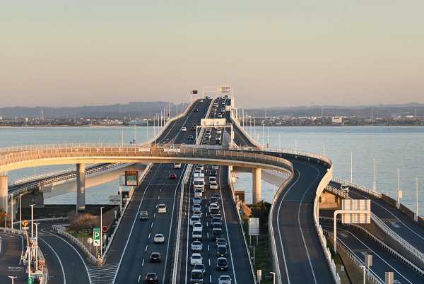 現在導入を検討中とされる東京湾アクアライン。本来は京浜・京葉地区のバイパス道路だが、観光地化した「海ほたるPA」で週末渋滞が慢性化。料金割増による効果は？（AdobeStock＠dreamnikon）