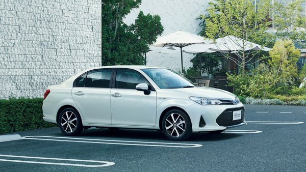 日本の駐車場事情でも扱いやすいカローラアクシオ。新型発売後も全幅1695mmの5ナンバーセダンとして発売を継続している