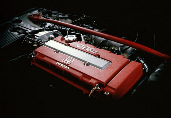 B16B型1.6L、直4VTECエンジンは高回転対応バルブシステムの開発、吸排気抵抗の低減などにより185ps／16.3kgmを発生。リッターあたり116ps、圧縮比10.8というハイパフォーマンスを実現した