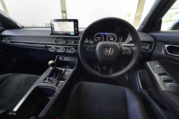 新型シビックはHonda CONNECTに対応したナビが標準装備。先代より価格が上がっているように感じるが、オプションだった装備が新型では標準装備になった差分だという