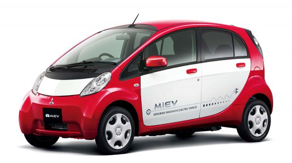 世界初の量産EVとして2009年にデビューした三菱i-MiEV。シティコミューターとして誕生したため軽自動車のiをベースにしたEVだった