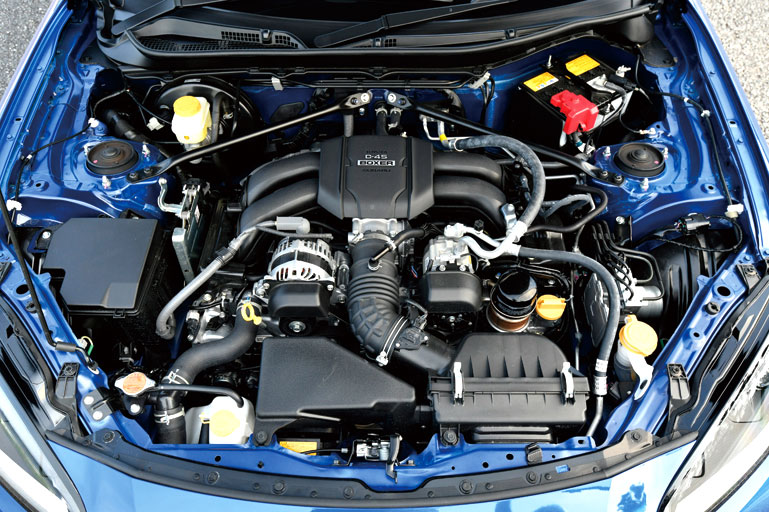 新型BRZのエンジンルーム。排気量を0.4Lアップした水平対向の2.4L DOHCに。235ps/25.5kgmにまで向上している