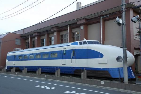 えっ、団地にロマンスカーってマジか!! 関東近郊に眠る鉄道車両の名車たち - ベストカーWeb