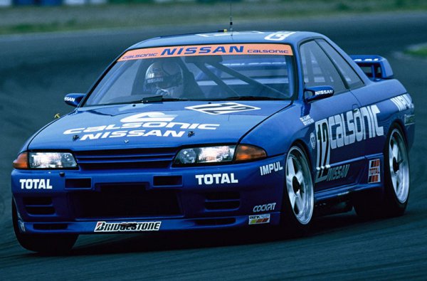 1990年、全日本ツーリングカー選手権のグループAに参戦したR32GT-Rは当時、国内外のツーリングカーレースで世界最強と言われていたライバルのフォードシエラRS500をなんとレースの1/4を終えた時点ですべて周回遅れにし、圧勝でレースを終えた。全日本ツーリング選手権が終わるまで、無敗の29連勝という新たな伝説を刻んだ
