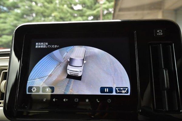 9インチメモリーナビゲーションは全方位モニター用カメラの表示画面としても大型なため、ワンタッチで自車周辺の俯瞰映像を見ることができる便利な装備