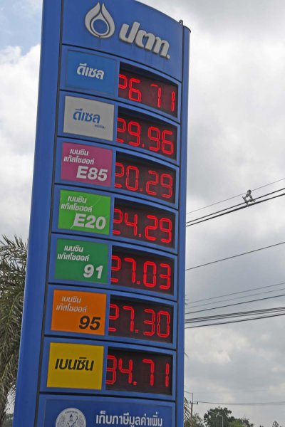タイの給油所の価格表示盤。下からレギュラー、E10ハイオク、E10レギュラー、E20、E85、プレミアムディーゼル、ディーゼルだ。バイオエタノールは製造コストが高いが、国の補助金で逆に安い