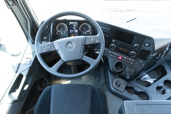運転席は通常のアロクスと基本的に同じ。AMTシフト操作はステアリングコラム右側のレバーで行なう