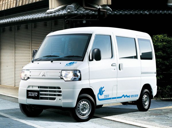 三菱自動車が販売する日本で唯一の軽EV「ミニキャブMiEV」。i-MiEV譲りのシステムを搭載し外部給電も可能だ。ネックは240万円～の価格と150km（JC08モード）の航続距離だろう