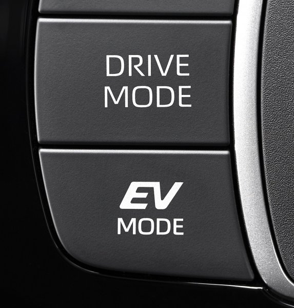 ドライブモードスイッチで「POWER＋」モードを選択すれば、加速の力強さが増すとともに、アクセルオフの減速度が強くなり、アクセルペダルの操作だけで速度を調整しやすくなる
