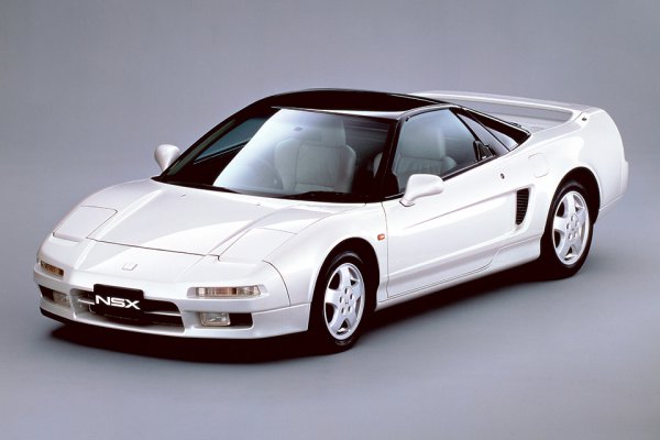 1990年登場の初代NSX。国産車とは思えないエキセントリックなデザインに度肝を抜かれた