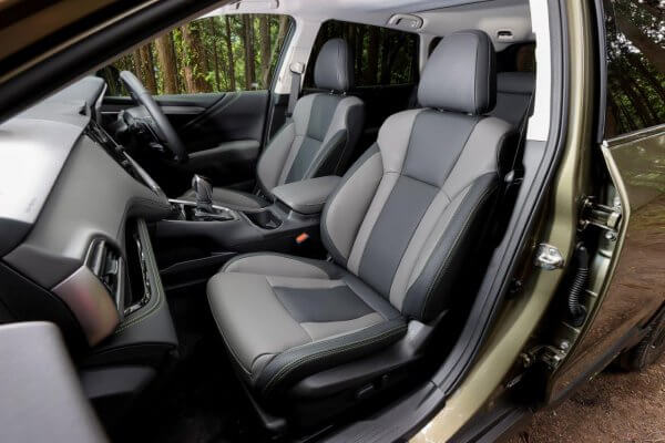 レガシィアウトバック Xブレークのフロントシート。エナジーグリーンステッチの入ったダークグレー色の防水素材シート