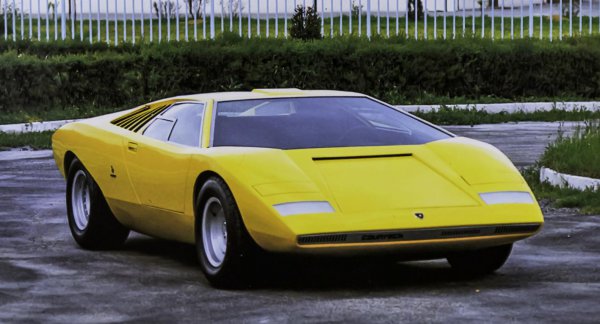 1971年にジュネーブショーで世界初お披露目された「ランボルギーニLP500」。この市販モデルが、カウンタックLP400となった