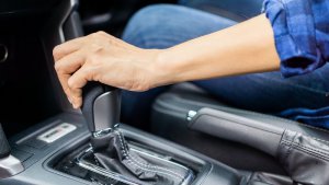 「下り坂でニュートラル」は燃費にいいのか？危ないのか？？