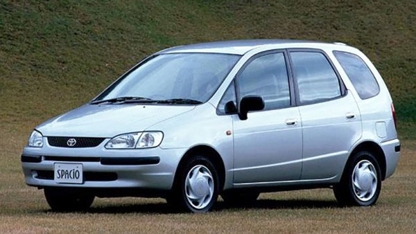 1997年登場のトヨタ カローラスパシオ。写真の初代モデルでは、独創的なシートレイアウトを採用。2代目では一般的な2×3×2の3列7人乗り車となった