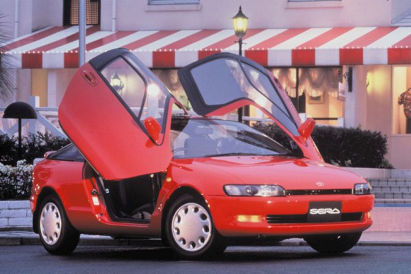 1990年登場のトヨタ セラ。ルーフのほぼ全面がガラスという開放的なルックスとガルウイング式ドアを備えたスーパーカー的な雰囲気を楽しめる車だった