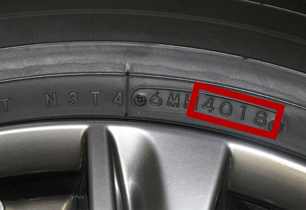 赤い線で囲んだ数字部分がタイヤの製造年週となる。後ろ2桁が製造年の西暦下2桁、前2桁がその年の何週目に製造したかがわかる。欧米式の『週・年』という並びなので注意