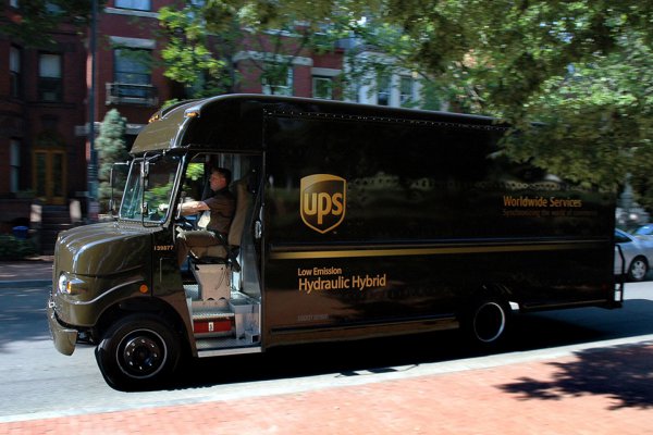 アメリカの大手運送会社ユナイテッド・パーセル・サービス（UPS）社が実証試験に使用していた蓄圧式ハイブリッド配送バン。シリーズ式の蓄圧式ハイブリッドシステムをウォークスルータイプのバン型車両に搭載していた