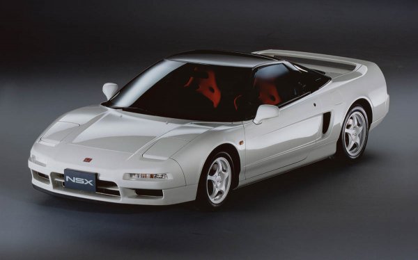 1992年に発表された「R」。「サーキットでベストパフォーマンスを発揮するレーシングカーであり、なおかつ一般道も走れるスポーツカーを」というコンセプトで開発