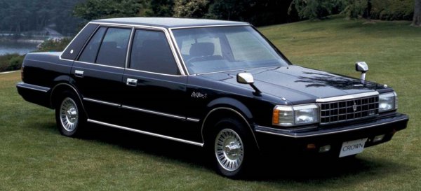 1985年、有名なキャッチコピー「いつかはクラウン」で登場した7代目クラウン。国内乗用車初のスーパーチャージャーを搭載したことでも大きな注目を集めた
