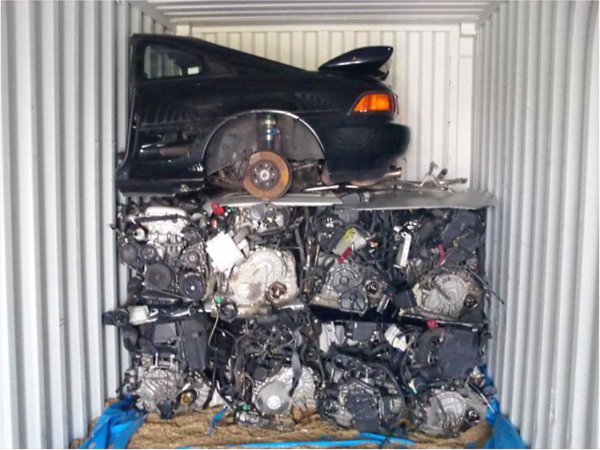 MR2のハーフカットとエンジンが積まれたコンテナのイメージ（※こちらは正規にマレーシアに輸出されるもので本文とは関係ありません）写真提供：有限会社オートトレーディングロック