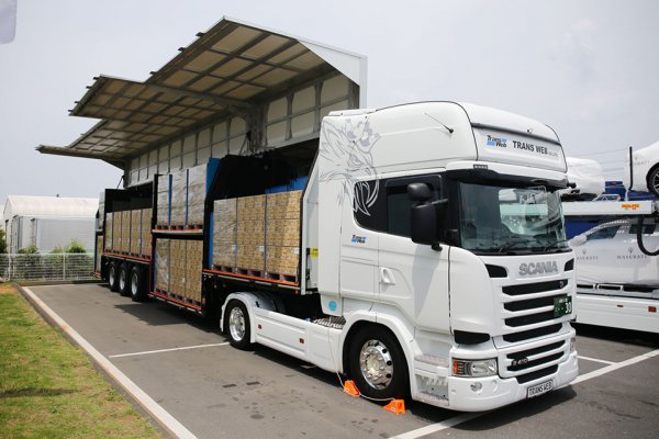 トランスウェブが2016年に導入したドイツ・シュローダー社製飲料運搬用ウイングトレーラ「アルバトロスXXL」