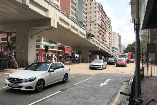 アジアと欧州の風合いが混ざったような香港の街並み。やはりAT車が多いように見られた