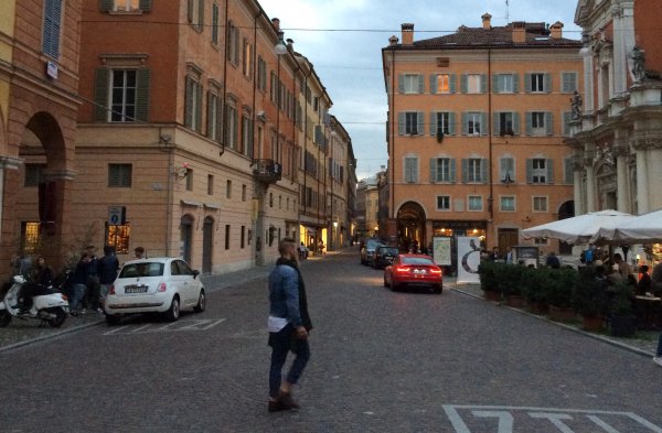 実際に歩いたイタリアの街並み。小型車が多いこともMT比率が高い理由のひとつかもしれない
