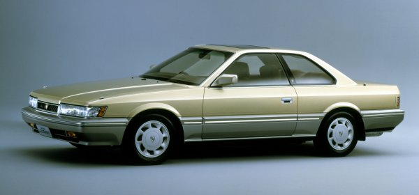 1986年2月に発売されたF31型レパード。テレビドラマ『あぶない刑事』の劇中で捜査車両として登場した